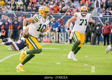 Chicago, Usa. November 2024. Green Bay Packers Quarterback Jordan Love (10) spielt am Sonntag, den 17. November 2024, gegen die Chicago Bears im Soldier Field in Chicago. Foto: Mark Black/UPI Credit: UPI/Alamy Live News Stockfoto