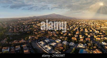 Luftaufnahme - Vulkan Ätna und Stadt Catania, Insel Sizilien, Italien (Sizilien, Italien) schneebedeckte Krater, Ätna in Aktivität und Gipfel Krater Stockfoto