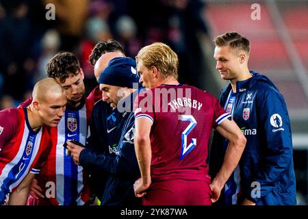 Oslo, Norwegen 20241117. Der Norweger Leo Skiri Ostigård, Colin Rösler, der Nationaltrainer Staale Solbakken, Morten Thorsby und Stian Gregersen sehen die letzten Minuten von Österreich - Slowenien nach dem Fußballspiel in der Nationalliga zwischen Norwegen und Kasachstan im Ullevaal-Stadion. Foto: Fredrik Varfjell / NTB Stockfoto