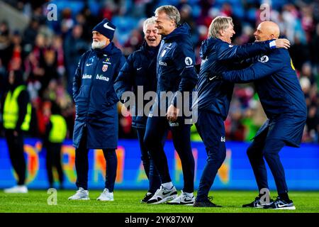 Oslo, Norwegen 20241117. Der norwegische Assistenztrainer Kent Bergersen und der Nationaltrainer Staale Solbakken feiern nach dem Fußballspiel in der Nationalliga zwischen Norwegen und Kasachstan im Ullevaal-Stadion. Foto: Fredrik Varfjell / NTB Stockfoto