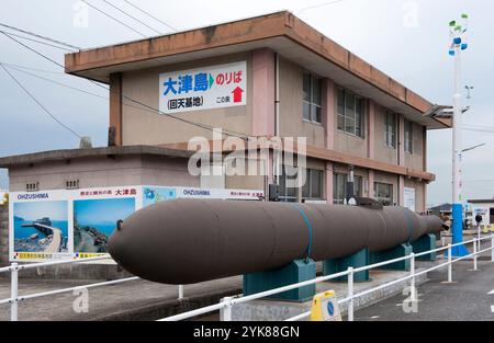 Kaiten Suicide Torpedo am Fährgebäude für das Boot nach Ozushima (Otsushima), wo sich das Kaiten Memorial Museum, Yamaguchi, Japan befindet. Stockfoto