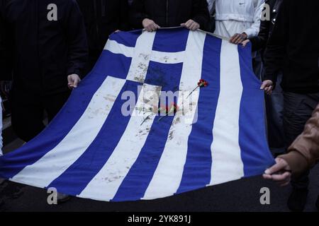 Athen, Athen, Griechenland. November 2024. Die Studenten halten die blutbefleckte Flagge des Polytechnic während des 51. Jahrestages des Polytechnic Aufstandes am 17. November 2024. (Kreditbild: © Giorgos Arapekos/ZUMA Press Wire) NUR REDAKTIONELLE VERWENDUNG! Nicht für kommerzielle ZWECKE! Stockfoto