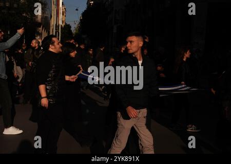 Athen, Athen, Griechenland. November 2024. Die Studenten halten die blutbefleckte Flagge des Polytechnic während des 51. Jahrestages des Polytechnic Aufstandes am 17. November 2024. (Kreditbild: © Giorgos Arapekos/ZUMA Press Wire) NUR REDAKTIONELLE VERWENDUNG! Nicht für kommerzielle ZWECKE! Stockfoto