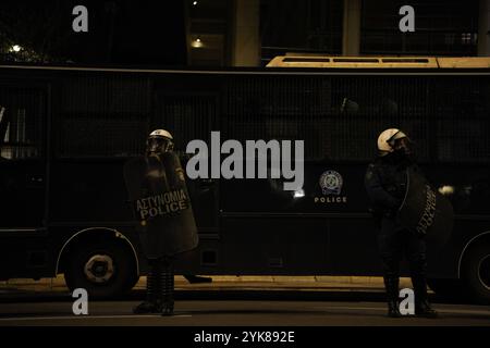 Athen, Athen, Griechenland. November 2024. Zwei Aufstandspolizisten vor den Aufstandswagen der Aufstandspolizei während des 51. Jahrestages des Polytechnischen Aufstandes am 17. November 2024. (Kreditbild: © Giorgos Arapekos/ZUMA Press Wire) NUR REDAKTIONELLE VERWENDUNG! Nicht für kommerzielle ZWECKE! Stockfoto