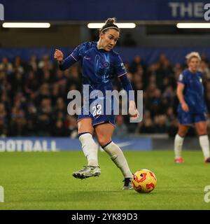 London, Großbritannien. November 2024. Lucy Bronze von Chelsea Women in Aktion während des Women's Super League-Spiels zwischen Chelsea Women und Manchester City Women am 16. November 2024 in Stamford Bridge, London, England. Foto von Ken Sparks. Nur redaktionelle Verwendung, Lizenz für kommerzielle Nutzung erforderlich. Keine Verwendung bei Wetten, Spielen oder Publikationen eines einzelnen Clubs/einer Liga/eines Spielers. Quelle: UK Sports Pics Ltd/Alamy Live News Stockfoto