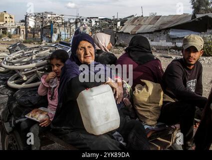 Gaza-Stadt, Palästina. November 2024. Palästinenser fliehen mit ein paar Sachen, die sie nach einer militärischen Operation der israelischen Armee im nördlichen Teil des Gazastreifens tragen können. Quelle: SOPA Images Limited/Alamy Live News Stockfoto