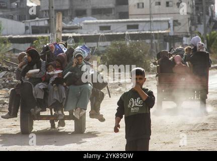 Gaza-Stadt, Palästina. November 2024. Palästinenser fliehen mit ein paar Sachen, die sie nach einer militärischen Operation der israelischen Armee im nördlichen Teil des Gazastreifens tragen können. Quelle: SOPA Images Limited/Alamy Live News Stockfoto