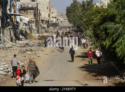 Gaza-Stadt, Palästina. November 2024. Palästinenser fliehen mit ein paar Sachen, die sie nach einer militärischen Operation der israelischen Armee im nördlichen Teil des Gazastreifens tragen können. Quelle: SOPA Images Limited/Alamy Live News Stockfoto