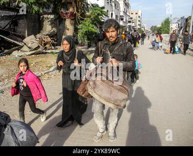 Gaza-Stadt, Palästina. November 2024. Palästinenser fliehen mit ein paar Sachen, die sie nach einer militärischen Operation der israelischen Armee im nördlichen Teil des Gazastreifens tragen können. Quelle: SOPA Images Limited/Alamy Live News Stockfoto