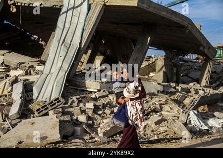 Gaza-Stadt, Palästina. November 2024. Palästinenser fliehen mit ein paar Sachen, die sie nach einer militärischen Operation der israelischen Armee im nördlichen Teil des Gazastreifens tragen können. Quelle: SOPA Images Limited/Alamy Live News Stockfoto