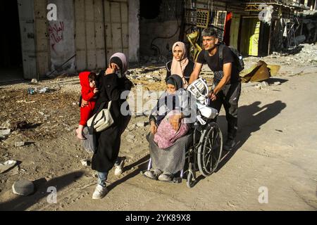 Gaza-Stadt, Palästina. November 2024. Palästinenser fliehen mit ein paar Sachen, die sie nach einer militärischen Operation der israelischen Armee im nördlichen Teil des Gazastreifens tragen können. Quelle: SOPA Images Limited/Alamy Live News Stockfoto