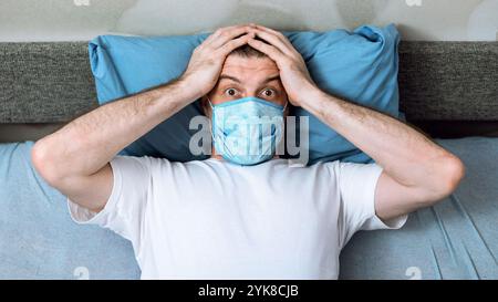 Scared Man Schröpfende Kopf In Angst Im Bett Im Freien Liegen Stockfoto