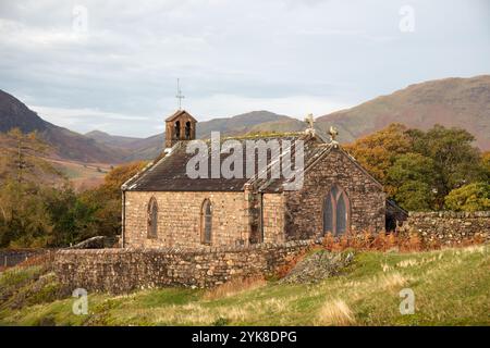 St James’s Church, Buttermere, Cumbria, England, im frühen Herbst. Stockfoto
