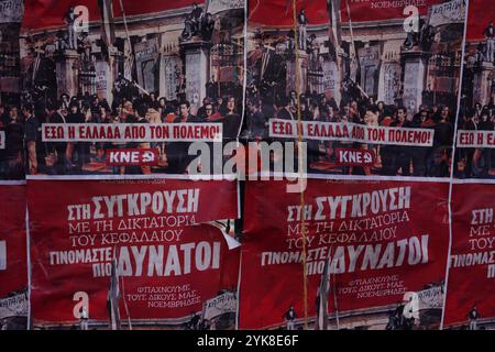 Athen, Athen, Griechenland. November 2024. Eine Nelke auf Plakaten der Kommunistischen Partei Griechenlands (KKE) zum 51. Jahrestag des Polytechnischen Aufstands (Kreditbild: © Giorgos Arapekos/ZUMA Press Wire) NUR REDAKTIONELLE VERWENDUNG! Nicht für kommerzielle ZWECKE! Stockfoto