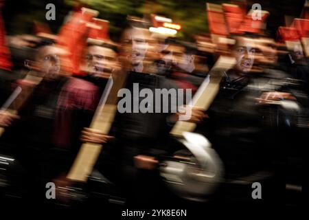 Athen, Athen, Griechenland. November 2024. Demonstranten während des marsches zum 51. Jahrestag des Polytechnischen Aufstandes am 17. November 2024. (Kreditbild: © Giorgos Arapekos/ZUMA Press Wire) NUR REDAKTIONELLE VERWENDUNG! Nicht für kommerzielle ZWECKE! Stockfoto