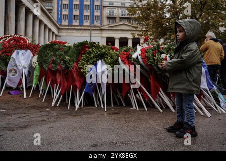 Athen, Athen, Griechenland. November 2024. Ein Kind stellt eine Nelke an der Stelle des Gedenkwerks für die Opfer des Polytechnischen Aufstandes während der Ereignisse zum 51. Jahrestag am 17.11.24. (Kreditbild: © Giorgos Arapekos/ZUMA Press Wire) NUR REDAKTIONELLE VERWENDUNG! Nicht für kommerzielle ZWECKE! Stockfoto