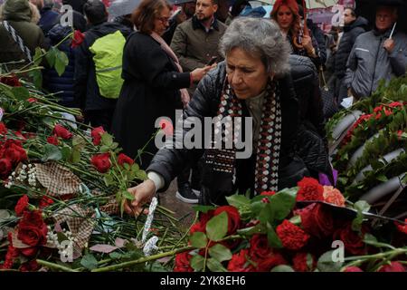 Athen, Athen, Griechenland. November 2024. Am 51. Jahrestag des Aufstandes am 17. November 2024 legt eine Frau Nelken an der Gedenkstätte für die Opfer des Polytechnischen Aufstandes. (Kreditbild: © Giorgos Arapekos/ZUMA Press Wire) NUR REDAKTIONELLE VERWENDUNG! Nicht für kommerzielle ZWECKE! Stockfoto
