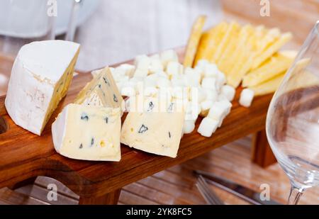 Snack auf Servierbrett - gemischt in Scheiben, große Stückchen Blauschimmelkäse und Käsebällchen Stockfoto