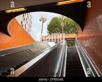 Fahrtreppen und Treppenhaus der Messedamm-Unterführung in der Nähe des Ibis Berlin Messe. Westend, Charlottenburg-Wilmersdorf, Berlin, Deutschland. Oktober 2023. Stockfoto