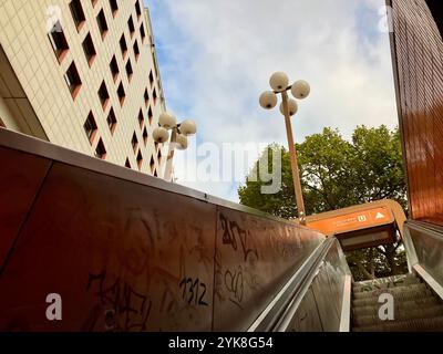 Fahrtreppen und Treppenhaus der Messedamm-Unterführung in der Nähe des Ibis Berlin Messe. Westend, Charlottenburg-Wilmersdorf, Berlin, Deutschland. Oktober 2023. Stockfoto