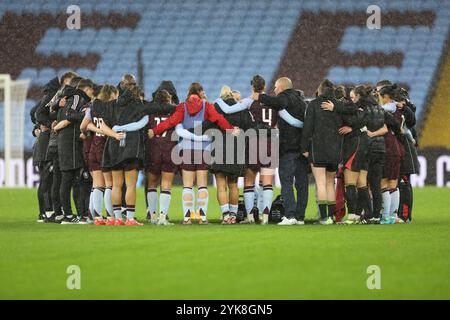 Birmingham, Großbritannien. November 2024. Vollzeit-Team-Meeting für Aston Villa. Aston Villa V Crystal Palace, WSL, Villa Park, Birmingham. (Sean Walsh/SPP) Credit: SPP Sport Press Photo. /Alamy Live News Stockfoto