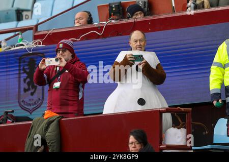 Birmingham, Großbritannien. November 2024. Fan verkleidet sich als Schneemann, wenn der Winter naht. Aston Villa V Crystal Palace, WSL, Villa Park, Birmingham. (Sean Walsh/SPP) Credit: SPP Sport Press Photo. /Alamy Live News Stockfoto