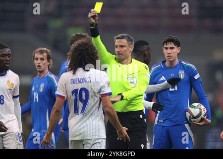 Mailand, Italien. November 2024. Der slowenische Schiedsrichter Slavko Vincic zeigt eine gelbe Karte gegen Matteo Guendouzi aus Frankreich, nachdem er im Stadio Giuseppe Meazza in Mailand gegen Alessandro Bastoni aus Italien gekämpft hatte. Der Bildnachweis sollte lauten: Jonathan Moscrop/Sportimage Credit: Sportimage Ltd/Alamy Live News Stockfoto