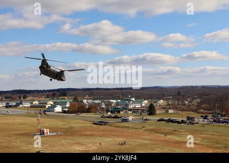 US-Soldaten und Luftstreitkräfte mit der Pennsylvania National Guard treten während eines offenen Hauses in Fort Indiantown Gap, Pennsylvania, am 16. November 2024 mit Mitgliedern der örtlichen Gemeinde zusammen. Diese kostenlose Veranstaltung bot Miss Pennsylvania, taktische Live-Demonstrationen, Überführungen, Ausstellungen von militärischer Ausrüstung und Fahrzeugen, Food Trucks, Live-Musik und eine Vorstellung des Ambassador Demonstration Teams der Pennsylvania National Guard. (Foto der Nationalgarde der US-Armee von Cadet Jessica Barb) Stockfoto