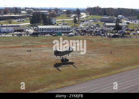 US-Soldaten und Luftstreitkräfte mit der Pennsylvania National Guard treten während eines offenen Hauses in Fort Indiantown Gap, Pennsylvania, am 16. November 2024 mit Mitgliedern der örtlichen Gemeinde zusammen. Diese kostenlose Veranstaltung bot Miss Pennsylvania, taktische Live-Demonstrationen, Überführungen, Ausstellungen von militärischer Ausrüstung und Fahrzeugen, Food Trucks, Live-Musik und eine Vorstellung des Ambassador Demonstration Teams der Pennsylvania National Guard. (Foto der Nationalgarde der US-Armee von Cadet Jessica Barb) Stockfoto