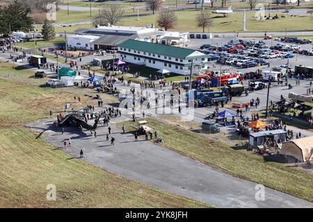 US-Soldaten und Luftstreitkräfte mit der Pennsylvania National Guard treten während eines offenen Hauses in Fort Indiantown Gap, Pennsylvania, am 16. November 2024 mit Mitgliedern der örtlichen Gemeinde zusammen. Diese kostenlose Veranstaltung bot Miss Pennsylvania, taktische Live-Demonstrationen, Überführungen, Ausstellungen von militärischer Ausrüstung und Fahrzeugen, Food Trucks, Live-Musik und eine Vorstellung des Ambassador Demonstration Teams der Pennsylvania National Guard. (Foto der Nationalgarde der US-Armee von Cadet Jessica Barb) Stockfoto