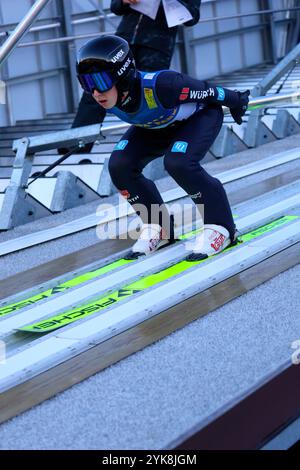 Hinterzarten, Deutschland. November 2024. Lasse Deimel (SC Hinterzarten) beim DSV-Jugendcup/Deutschlandpokal Skisprung Hinterzarten 2024 Credit: dpa/Alamy Live News Stockfoto