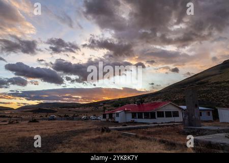 Sonnenaufgang am frühen Morgen über dem Nationalpark Torres Del Paine in Patagonien, Chile, mit dramatischen Farben und einem Regenbogen. Stockfoto