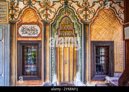 Die Painted Mosque, ein Gebäude aus der osmanischen Ära aus dem 15. Jahrhundert, bekannt für seine komplizierten floralen und geometrischen Designs, Tetovo, Nordmakedonien. Stockfoto