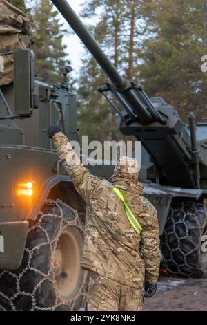 Ein britischer Soldat, der dem 19. Regiment Royal Artillery, den Scottish Gunners, zugeordnet ist, führt am 15. November 2024 eine selbstfahrende Haubitze VON ARCHER während der Übung Dynamic Front im Ravajarvi Training Area, Rovaniemi, Finnland. Dynamic Front findet ab November 4-24 in Finnland, Estland, Deutschland, Polen und Rumänien statt. und demonstriert die Fähigkeit der NATO, Feuermissionen, Zielinformationen und operative Grafiken von der Arktis bis zum Schwarzen Meer auszutauschen. Sie erhöht die Letalität der Allianz durch weitreichende Brände, baut die Einsatzbereitschaft in einem komplexen gemeinsamen, multinationalen Umfeld auf und nutzt h Stockfoto