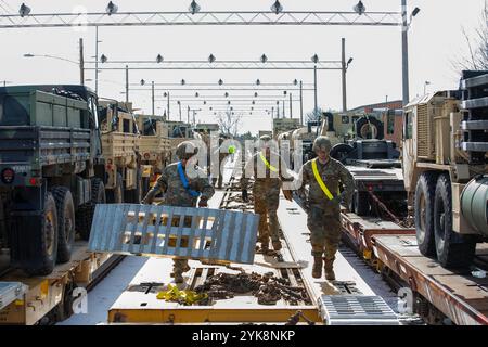 Soldaten, die der 10. Combat Aviation Brigade zugeteilt wurden, bereiten Fahrzeuge für die Endkontrolle am 25. März 2024 auf dem Bahnhof in Fort Drum vor. Diese Fahrzeuge werden in den Zuständigkeitsbereich des Zentralkommandos transportiert, während sich das 10. FAHRERHAUS auf den bevorstehenden Einsatz vorbereitet. (Foto der US-Armee von Sgt. Jamie Robinson) Stockfoto