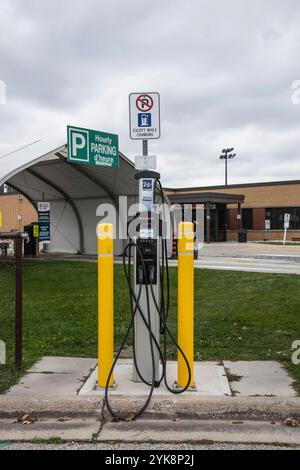 EV-Ladegerät am Flughafen an der County Road in Windsor, Ontario, Kanada Stockfoto