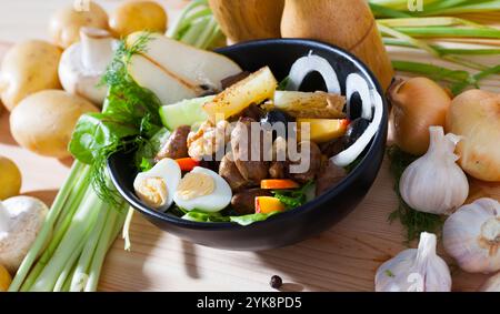Gesunder Salat mit Hühnerherzen in der Pfanne serviert Stockfoto