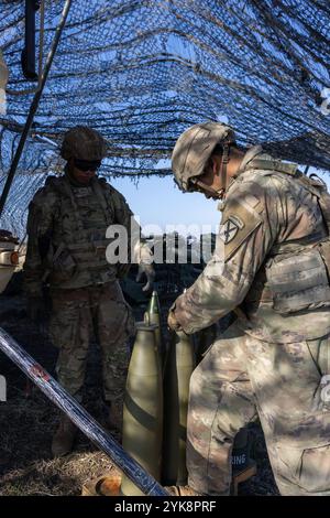 US-Soldaten, die dem 5. Bataillon, 25. Feldartillerie, 3. Brigade Combat Team, 10. Gebirgsdivision zugewiesen sind, bereiten sich auf eine Feuermission mit den M777 A2 Haubitzerraketen während der Dynamic Front 25 in Smârdan, Rumänien, am 17. November 2024 vor. Die dynamische Front erhöht die Letalität der NATO-Allianz durch weitreichende Brände, den Aufbau der Einsatzbereitschaft in einem komplexen gemeinsamen, multinationalen Umfeld und die Nutzung der Kapazitäten der Gastländer, um die operative Reichweite der USAREUR-AF zu erhöhen. Dynamic Front umfasst mehr als 1.800 US-amerikanische und 3.700 multinationale Dienstmitglieder aus 28 alliierten Ländern und Partnerländern. (USA Stockfoto