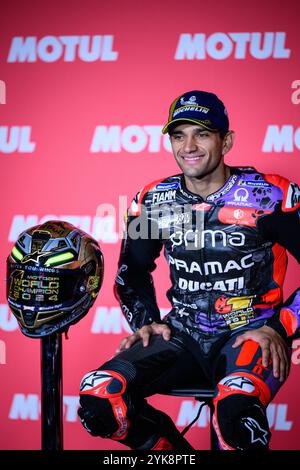 MotoGP 2024 Weltmeister, spanischer Fahrer Jorge Martin, während der Pressekonferenz nach dem Titelgewinn im November 2024 in Barcelona, Spanien Stockfoto