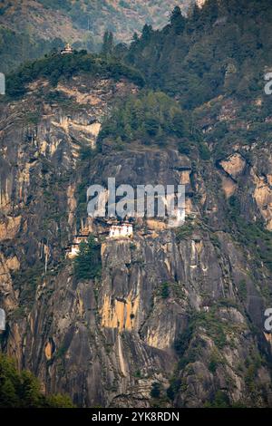 Paro Taktsang (auch bekannt als das Taktsang Palphug Kloster oder das Tigernest) ist eine bekannte heilige Stätte des Himalaya-Buddhismus und der Tempelkomplex. Stockfoto