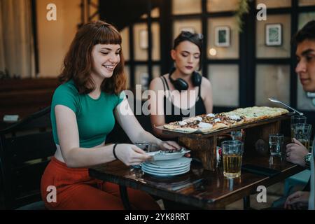 Freunde genießen Pizza in einem gemütlichen Restaurant Stockfoto