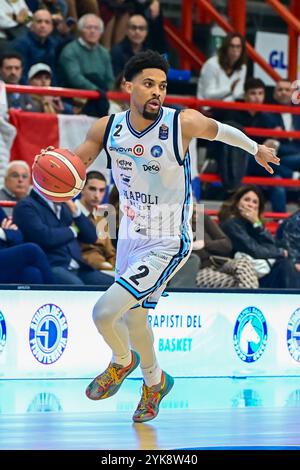 Neapel, Italien. November 2024. Zach Copeland of Napoli Basketin Action während des LBA Lega Basket 2024/25, Einem Spiel der regulären Saison zwischen Napoli Basket und NutriBullet Treviso Basket in der Fruit Village Arena Pala Barbuto, Italien am 17. November 2024. Quelle: Nicola Ianuale/Alamy Live News Stockfoto