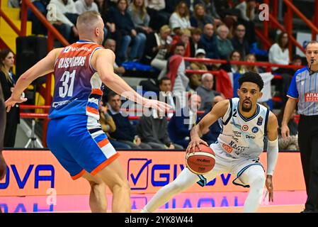 Neapel, Italien. November 2024. Zach Copeland von Napoli Basket in Aktion während des LBA Lega Basket, Einem Spiel der regulären Saison 2024/25 zwischen Napoli Basket und NutriBullet Treviso Basket in der Fruit Village Arena Pala Barbuto, Italien am 17. November 2024. Quelle: Nicola Ianuale/Alamy Live News Stockfoto