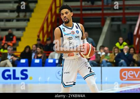 Neapel, Italien. November 2024. Zach Copeland von Napoli Basket in Aktion während des LBA Lega Basket, Einem Spiel der regulären Saison 2024/25 zwischen Napoli Basket und NutriBullet Treviso Basket in der Fruit Village Arena Pala Barbuto, Italien am 17. November 2024. Quelle: Nicola Ianuale/Alamy Live News Stockfoto