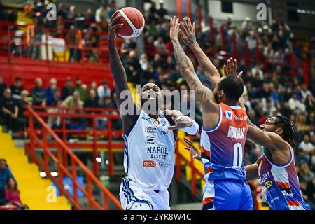 Neapel, Italien. November 2024. Benjamin Bentil von Napoli Basket in Aktion beim LBA Lega Basket, Einem Spiel der regulären Saison 2024/25 zwischen Napoli Basket und NutriBullet Treviso Basket in der Fruit Village Arena Pala Barbuto, Italien am 17. November 2024. Quelle: Nicola Ianuale/Alamy Live News Stockfoto