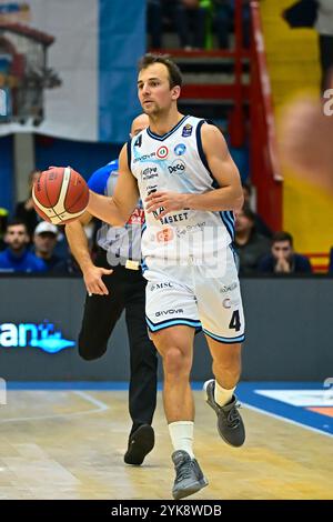 Neapel, Italien. November 2024. Kevin Pangos von Napoli Basket in Aktion beim LBA Lega Basket, Einem Spiel der regulären Saison 2024/25 zwischen Napoli Basket und NutriBullet Treviso Basket in der Fruit Village Arena Pala Barbuto, Italien am 17. November 2024. Quelle: Nicola Ianuale/Alamy Live News Stockfoto