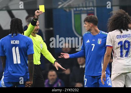 Schiedsrichter Slavko Vincic zeigt Daniel Maldini beim Spiel der Gruppe A2 - UEFA NATIONS LEAGUE 2024 zwischen Italien und Frankreich am 17. November 2024 im Giuseppe Meazza San Siro Siro-Stadion in Mailand eine gelbe Karte. Stockfoto