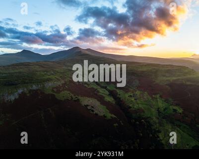 Sonnenuntergang über Pen y Fan und Cribyn von einer Drohne, Brecon Beacons National Park, Wales, England Stockfoto