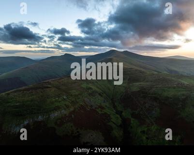 Sonnenuntergang über Pen y Fan und Cribyn von einer Drohne, Brecon Beacons National Park, Wales, England Stockfoto