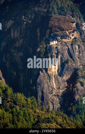 Paro Taktsang (auch bekannt als das Taktsang Palphug Kloster oder das Tigernest) ist eine bekannte heilige Stätte des Himalaya-Buddhismus und der Tempelkomplex. Stockfoto